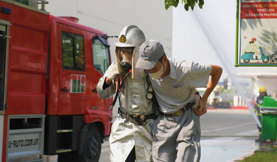 Tại khu vực sản xuất, kiểm tra sản phẩm tầng 1 c&oacute; 40 người bị ngạt kh&oacute;i nhẹ do t&aacute;c động trực tiếp của kh&oacute;i độc bị kẹt lại trong khu vực sản xuất, 30 người do x&ocirc; đẩy, dẫm đạp, ngất xỉu kh&ocirc;ng thể tự tho&aacute;t nạn. Khu vực tầng 2 c&oacute; 19 người bị mắc kẹt kh&ocirc;ng thể tho&aacute;t nạn xuống dưới, chạy l&ecirc;n tầng m&aacute;i trong t&igrave;nh trạng hoảng loạn, k&ecirc;u cứu.