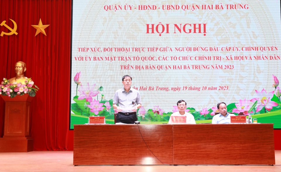 Chủ tịch UBND quận Hai B&agrave; Trưng Nguyễn Quang Trung tiếp thu, trả lời &yacute; kiến của người d&acirc;n