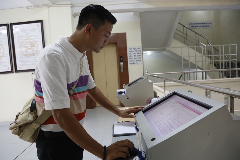 Người dân đăng ký làm thủ tục hành chính tại Bảo hiểm xã hội Hà Nội. Ảnh: Hải Lin