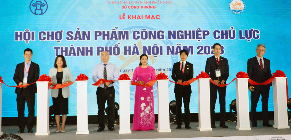 C&aacute;c đại biểu cắt băng khai mạc &ldquo;Hội chợ quốc tế sản phẩm c&ocirc;ng nghiệp chủ lực TP H&agrave; Nội năm 2023&rdquo;. Ảnh: Ho&agrave;i Nam