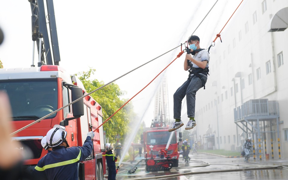 Sau khi dập tắt ho&agrave;n to&agrave;n c&aacute;c đ&aacute;m ch&aacute;y, cứu được to&agrave;n bộ người bị nạn ra ngo&agrave;i an to&agrave;n, lực lượng Cảnh s&aacute;t PCCC&amp;CNCH mang trang phục xử l&yacute; sự cố h&oacute;a chất, thiết bị đo v&agrave;o trong khu vực xảy ra ch&aacute;y tiến h&agrave;nh đo, kiểm tra c&aacute;c chỉ số độc hại.