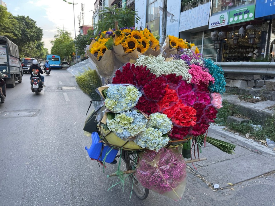 Đường phố Hà Nội ngập sắc hoa trong ngày 20/10 - Ảnh 2