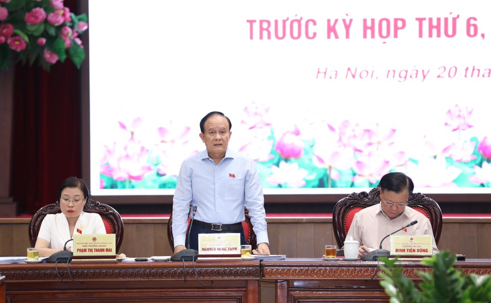 Chủ tịch HĐND TP, Ph&oacute; trưởng Đo&agrave;n đại biểu Quốc hội TP H&agrave; Nội Nguyễn Ngọc Tuấn điều h&agrave;nh buổi l&agrave;m việc