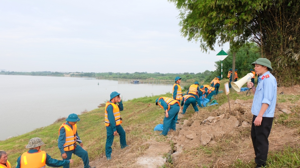 C&aacute;n bộ Hạt Quản l&yacute; đ&ecirc; Gia L&acirc;m tham gia chỉ huy c&ocirc;ng t&aacute;c xử l&yacute; sự cố đ&ecirc; điều.