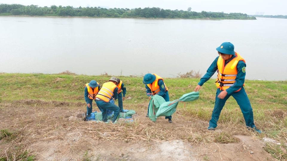 Diễn tập xử l&yacute; sự cố đ&ecirc; tả Đuống tại x&atilde; Ph&ugrave; Đổng (huyện Gia L&acirc;m, TP H&agrave; Nội). Ảnh: L&acirc;m Nguyễn.