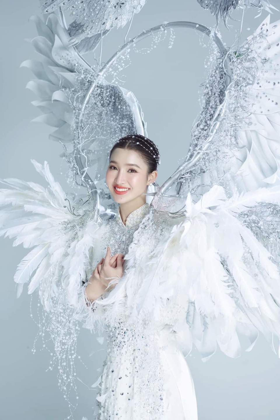 Á hậu Phương Nhi mang "Cò ơi" đi thi Miss International Hoa hậu Quốc tế 2023 - Ảnh 2