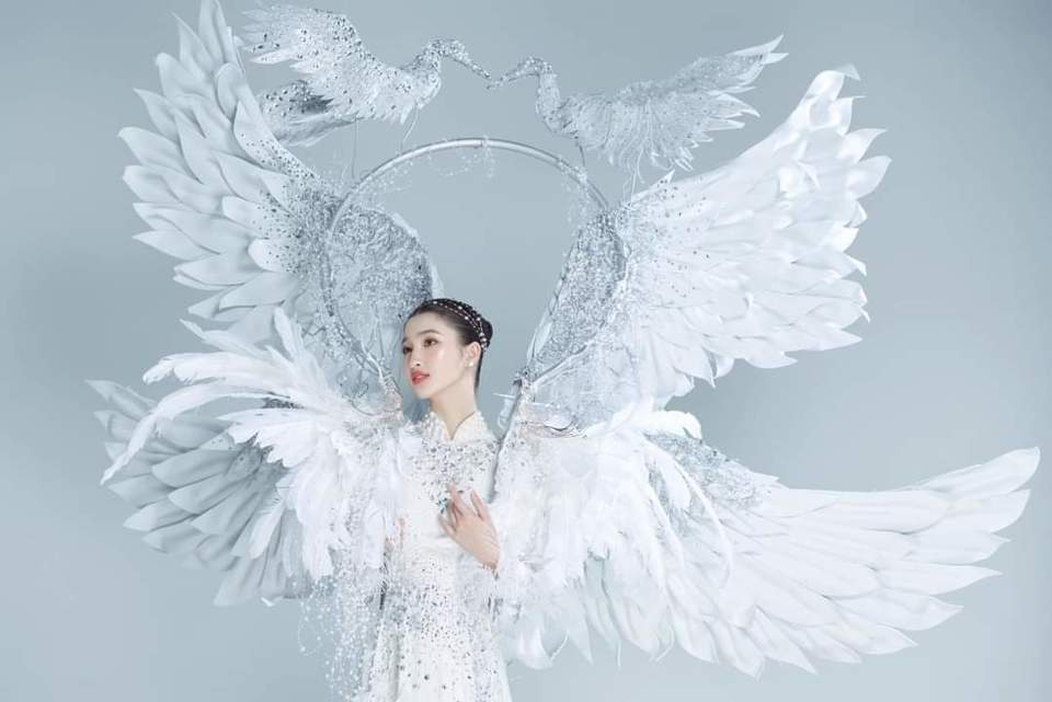 Á hậu Phương Nhi mang "Cò ơi" đi thi Miss International Hoa hậu Quốc tế 2023 - Ảnh 1