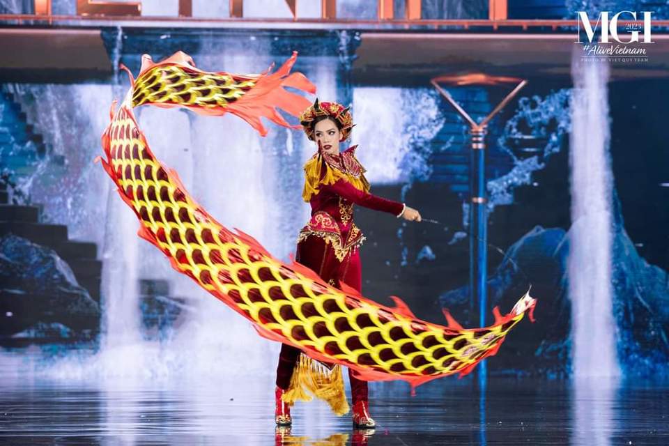 Miss Grand International 2023: Lê Hoàng Phương gây kinh ngạc khi bước ra từ rồng lửa - Ảnh 4