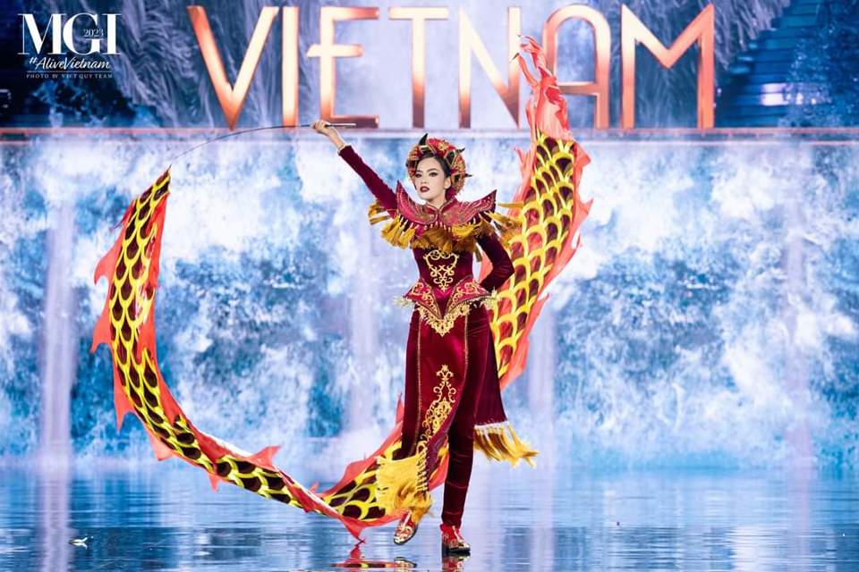 Miss Grand International 2023: Lê Hoàng Phương gây kinh ngạc khi bước ra từ rồng lửa - Ảnh 7