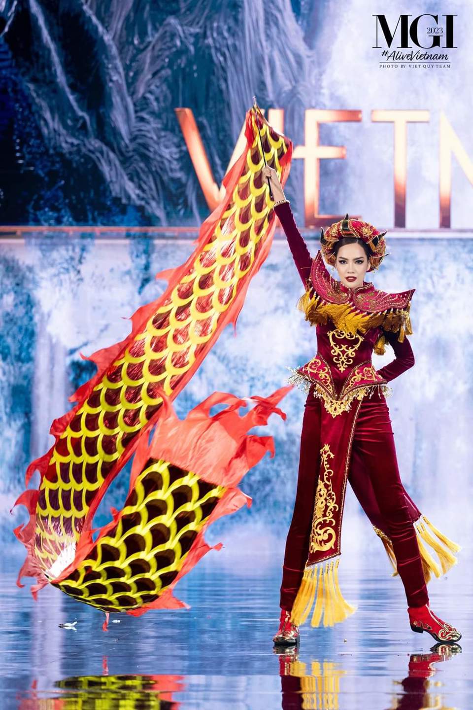 Miss Grand International 2023: Lê Hoàng Phương gây kinh ngạc khi bước ra từ rồng lửa - Ảnh 6