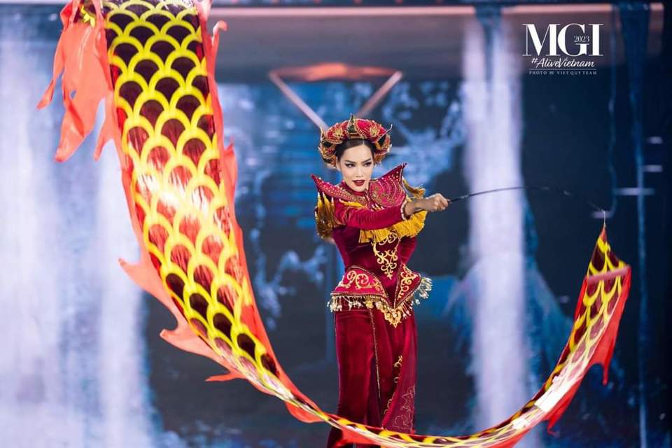 Miss Grand International 2023: Lê Hoàng Phương gây kinh ngạc khi bước ra từ rồng lửa - Ảnh 8