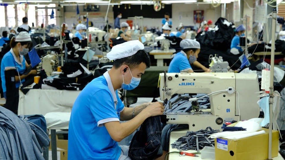 May hàng xuất khẩu tại Công Ty Vit Garment, Khu công nghiệp Quang Minh, Hà Nội. Ảnh: Phạm Hùng