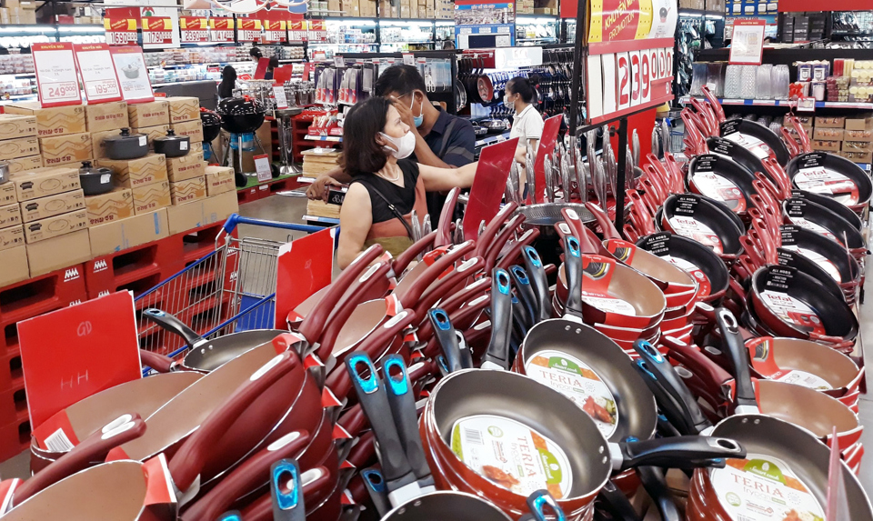 Người ti&ecirc;u d&ugrave;ng mua h&agrave;ng khuyến mại giảm gi&aacute; tại si&ecirc;u thị MM Mega Market. Ảnh: Ho&agrave;i Nam