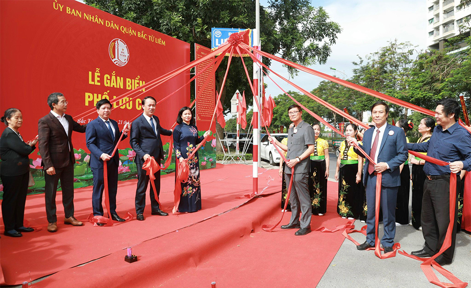 Ph&oacute; B&iacute; thư Thường trực Th&agrave;nh ủy Hà N&ocirc;̣i Nguyễn Thị Tuyến cùng các đại bi&ecirc;̉u thực hi&ecirc;̣n nghi thức gắn biển&nbsp;tuyến phố Lưu Cơ.