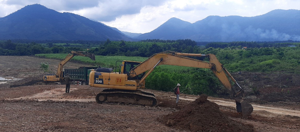 Kh&aacute;nh H&ograve;a đang bước&nbsp;v&agrave;o m&ugrave;a mưa n&ecirc;n ảnh hướng đến tiến độ thi c&ocirc;ng do dự &aacute;n đang triển khai thi c&ocirc;ng c&aacute;c hạng mục đ&agrave;o đắp nền đường. Ảnh: Trung Nh&acirc;n.