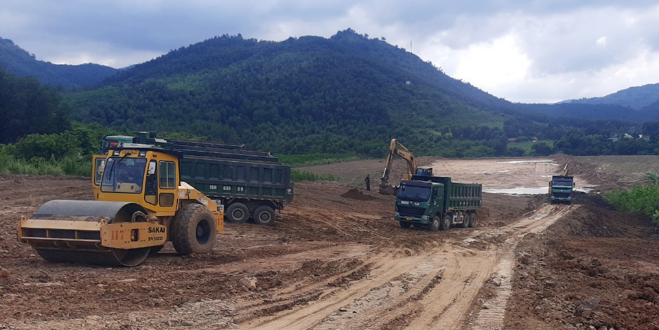 Cao tốc Kh&aacute;nh H&ograve;a&nbsp; - Bu&ocirc;n Ma Thuột đoạn qua địa b&agrave;n tỉnh Kh&aacute;nh H&ograve;a đang khẩn trương đẩy nhanh tiến độ giải ng&acirc;n vốn đầu tư c&ocirc;ng. Ảnh: Trung Nh&acirc;n.