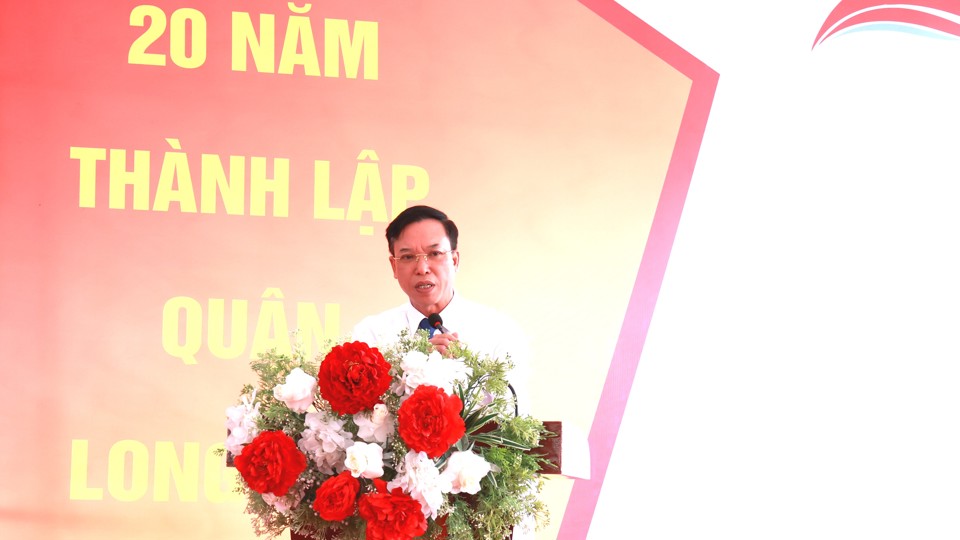Chủ tịch UBND quận Long Bi&ecirc;n Nguyễn Mạnh H&agrave; ph&aacute;t biểu tại lễ khởi c&ocirc;ng .