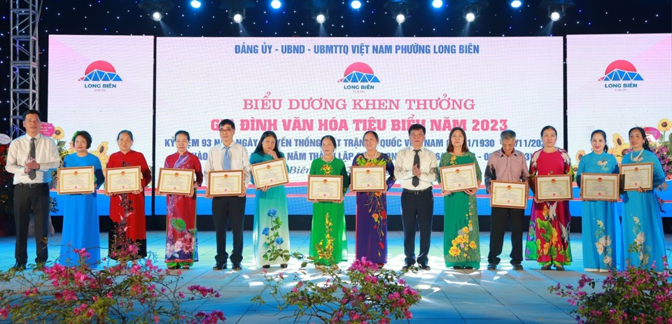 Lãnh đạo TP dự Ngày hội đại đoàn kết toàn dân tộc tại quận Long Biên - Ảnh 1