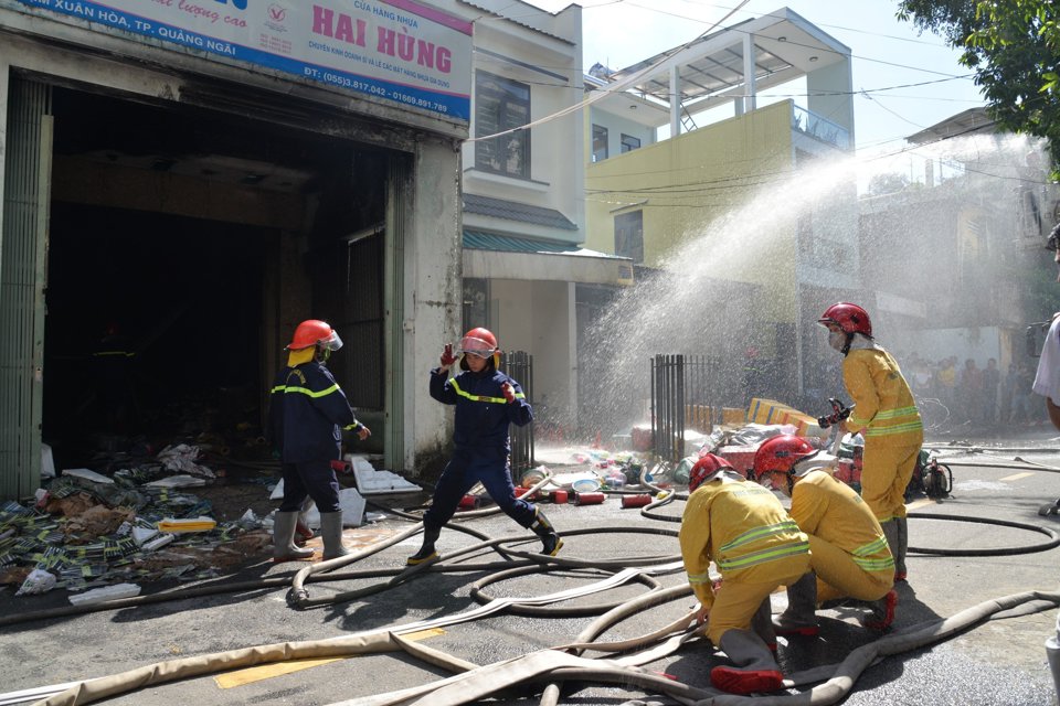 Theo Chủ tịch UBND phường Trần Hưng Đạo Đặng Ngọc Thanh, đến 14 giờ c&ugrave;ng ng&agrave;y, đ&aacute;m ch&aacute;y cơ bản được dập tắt. Bước đầu, cơ quan chức năng x&aacute;c định kh&ocirc;ng c&oacute; người b&ecirc;n trong căn nh&agrave; xảy ra vụ hỏa hoạn nhưng thiệt hại về t&agrave;i sản l&agrave; rất lớn. Hiện cơ quan chức năng đang điều tra, l&agrave;m r&otilde; nguy&ecirc;n nh&acirc;n vụ việc.