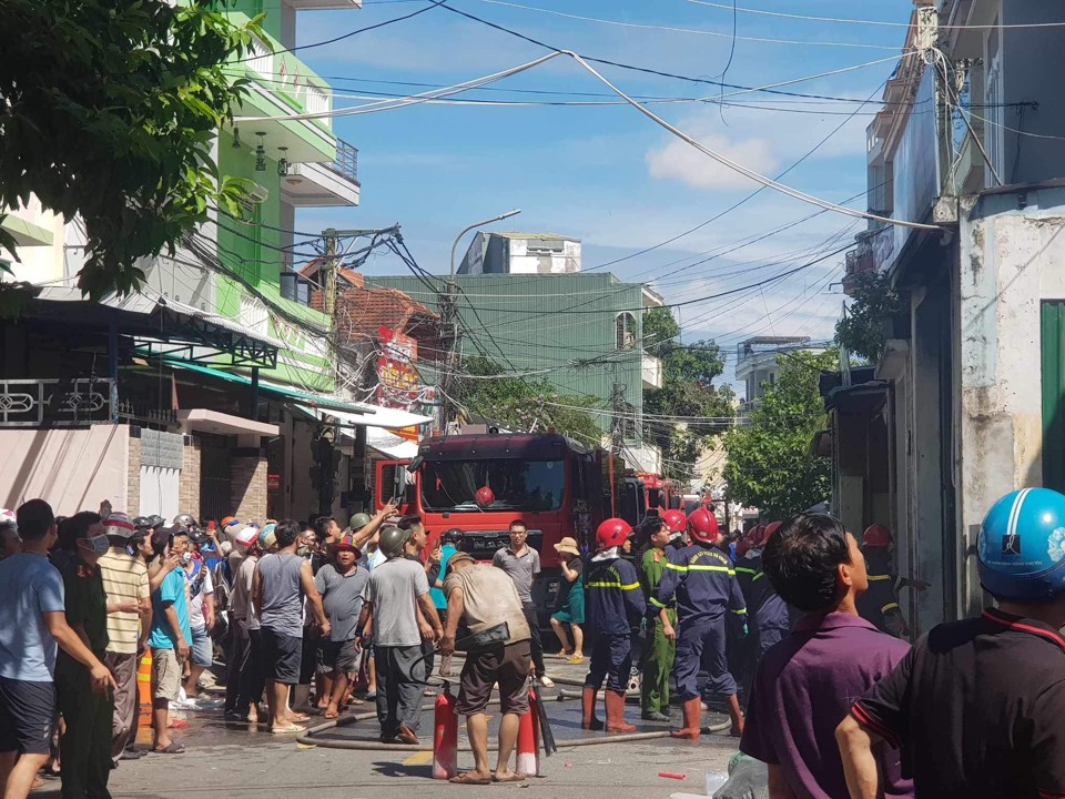 Một số người d&acirc;n c&oacute; mặt ở hiện trường cho biết, v&agrave;o thời điểm tr&ecirc;n, một ngọn lửa b&ugrave;ng ph&aacute;t l&ecirc;n dữ dội, cột kh&oacute;i đen bốc cao nghi ng&uacute;t từng tầng hai của ng&ocirc;i nh&agrave;.