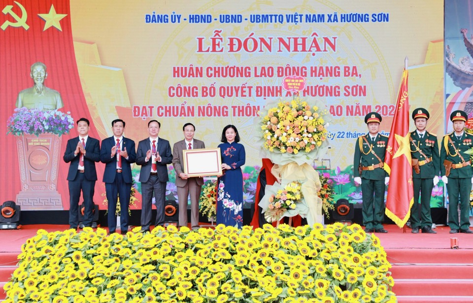 Ph&oacute; B&iacute; thư Thường trực Th&agrave;nh ủy Nguyễn Thị Tuyến trao Bằng c&ocirc;ng nhận x&atilde; đạt chuẩn n&ocirc;ng th&ocirc;n mới n&acirc;ng cao cho x&atilde; Hương Sơn.