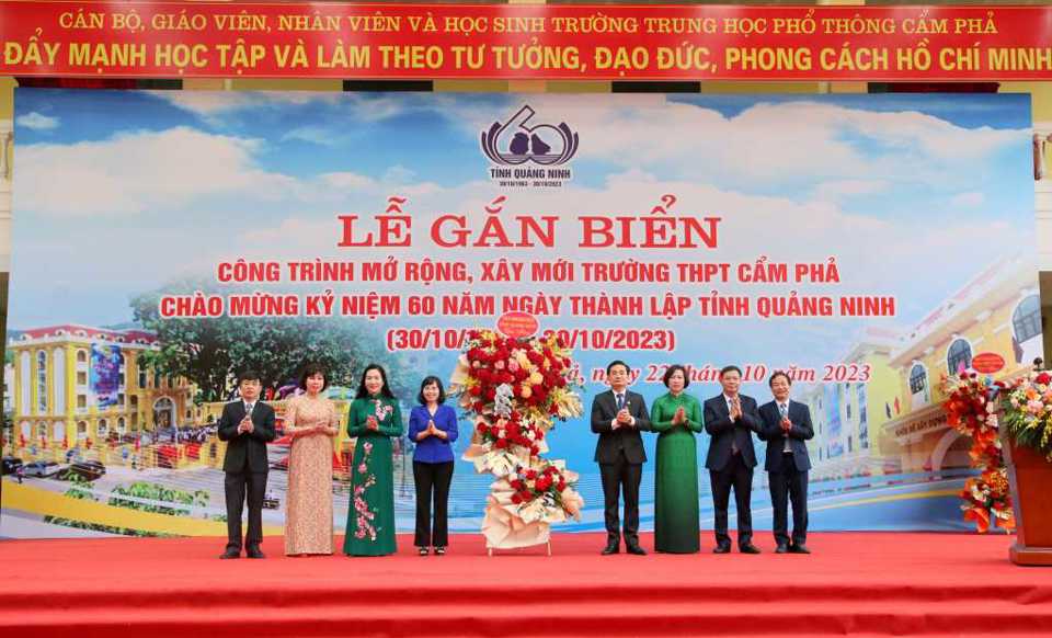 Trường THPT Cẩm Phả gắn biển ch&agrave;o mừng 60 năm th&agrave;nh lập tỉnh. Ảnh B&aacute;o QN