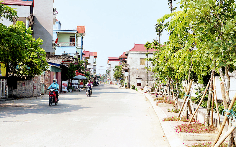 Nhờ x&acirc;y dựng NTM, tuyến đường li&ecirc;n x&atilde; Tuy Lai (huyện Mỹ &ETH;ức) được mở rộng. Ảnh: Bảo B&igrave;nh