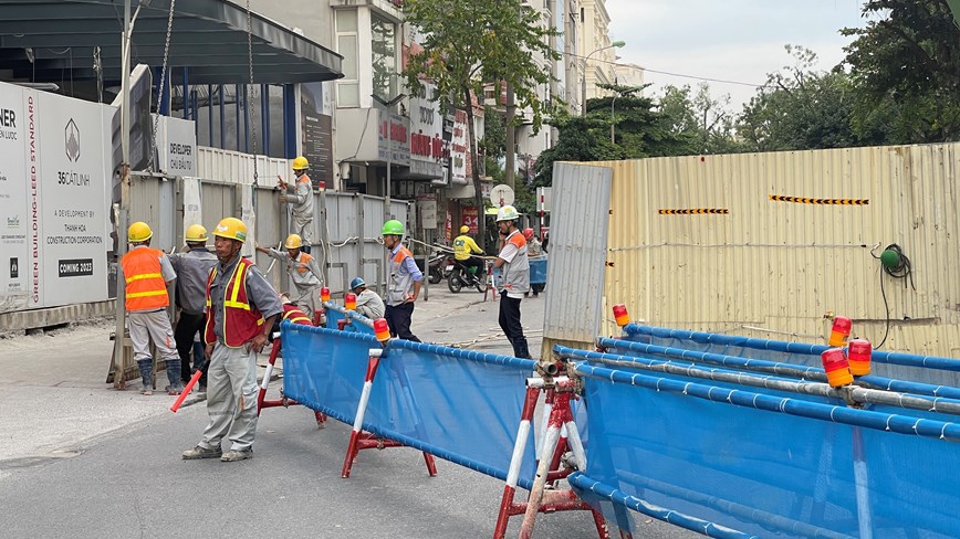 Ban Quản lý ĐSĐT Hà Nội tiến hành rào chắn trên đường Cát Linh. Ảnh: Ngọc Trang