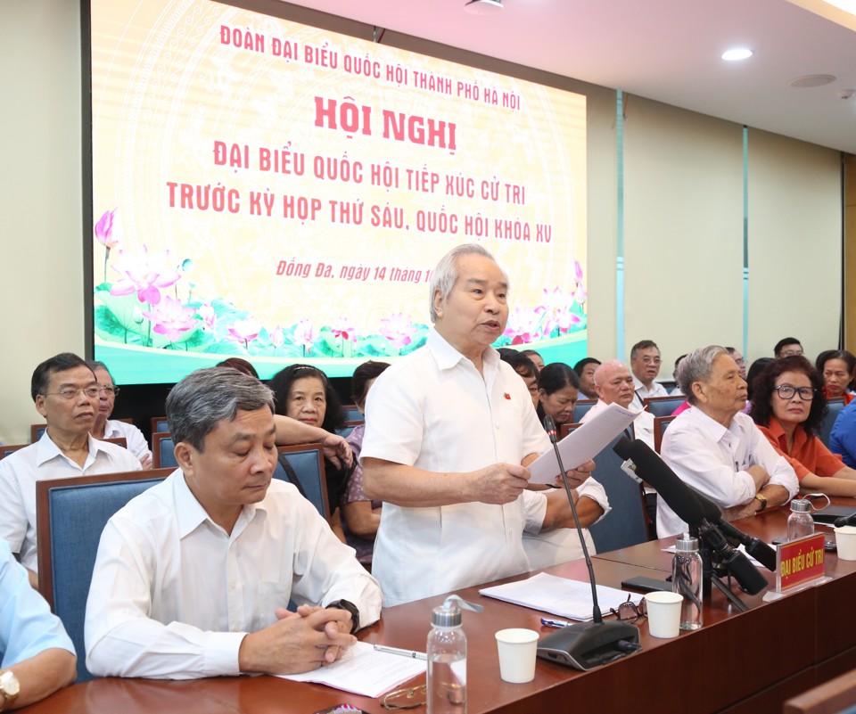 Cử tri Nguyễn Kim Sơn (phường Đội Cấn, quận Ba Đình) nêu ý kiến với các đại biểu Quốc hội, ngày 14/10. Ảnh: Thanh Hải