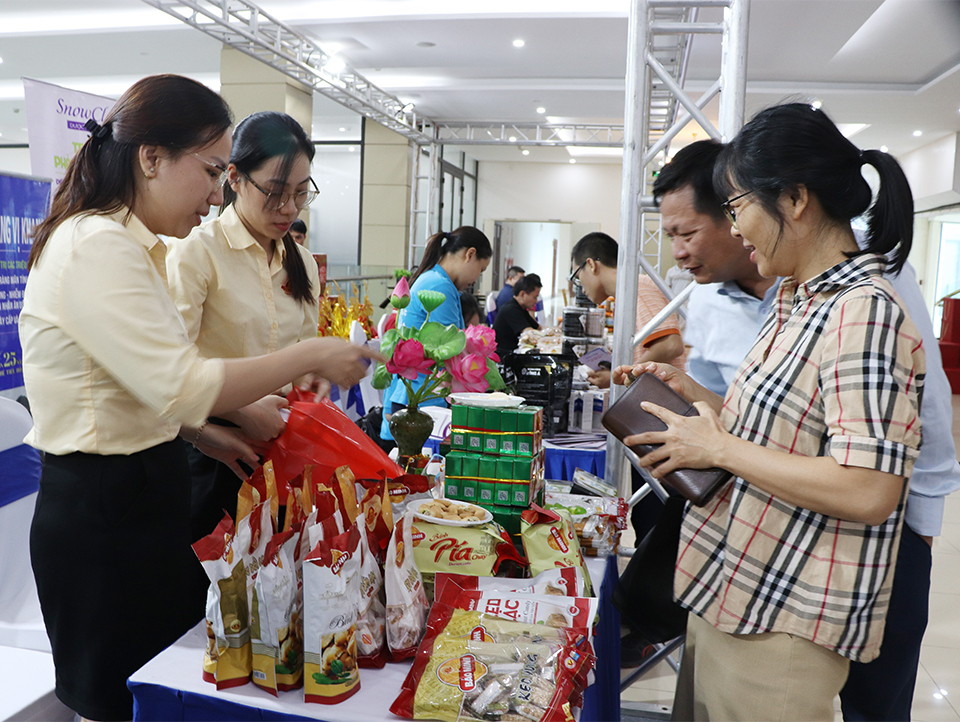 Khách hàng tham quan và mua sắm tại khu vực trưng bày, giới thiệu sản phẩm  của Công ty CP Bánh mứt kẹo Bảo Minh.