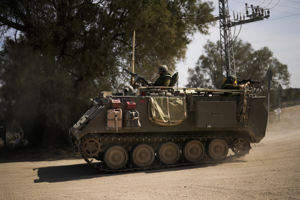 Một chiếc xe tăng gần bi&ecirc;n giới Israel v&agrave; Gaza. Nguồn: AP