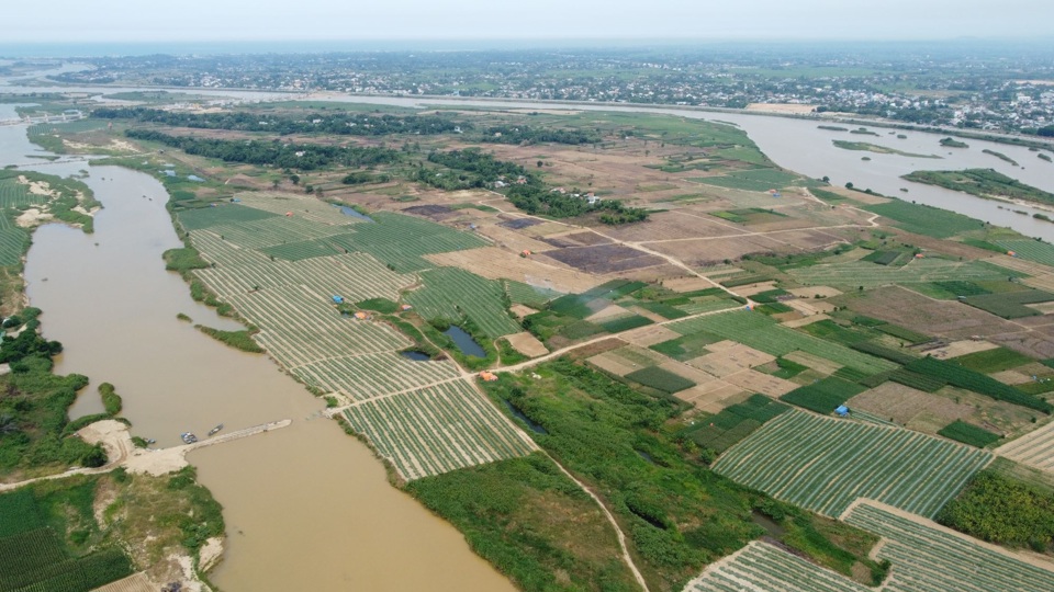 Ph&oacute; viện trưởng Viện Quy hoạch miền Nam - Kiến tr&uacute;c sư L&ecirc; Quốc H&ugrave;ng cho rằng, Quảng Ng&atilde;i kh&ocirc;ng n&ecirc;n ph&aacute;t triển qu&aacute; nhiều c&aacute;c dự &aacute;n bất động sản, khu d&acirc;n cư dọc s&ocirc;ng, giữa s&ocirc;ng.