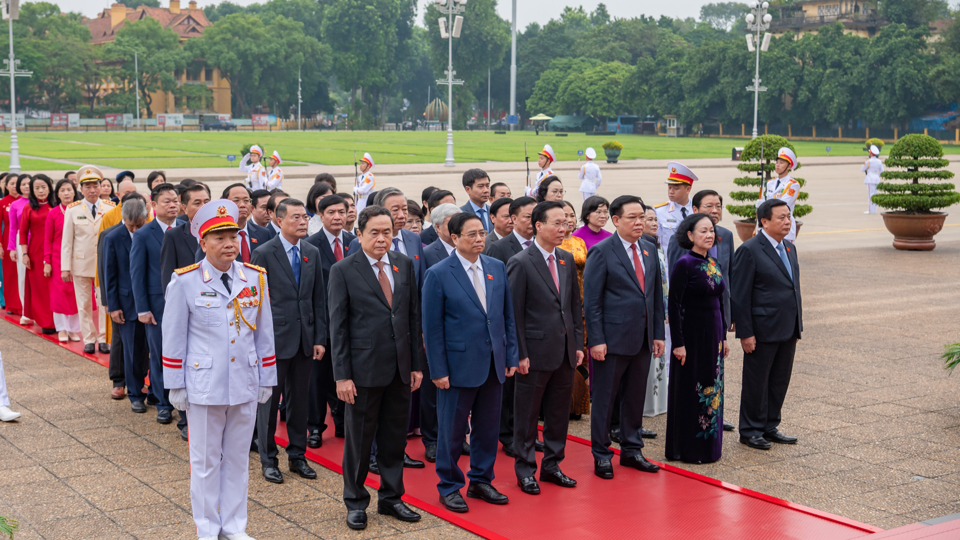 Trước khi diễn ra phi&ecirc;n họp tr&ugrave; bị, c&aacute;c vị đại biểu Quốc hội đặt v&ograve;ng hoa v&agrave; v&agrave;o Lăng viếng Chủ tịch Hồ Ch&iacute; Minh (Ảnh: Quochoi.vn)