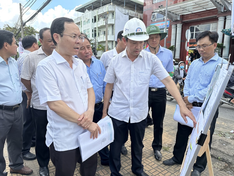 B&iacute; thư Th&agrave;nh ủy Cần Thơ Nguyễn Văn Hiếu c&ugrave;ng đo&agrave;n c&ocirc;ng t&aacute;c đi kiểm tra Dự &aacute;n n&acirc;ng cấp, cải tạo Quốc lộ 91 (Km0-Km7).&nbsp;