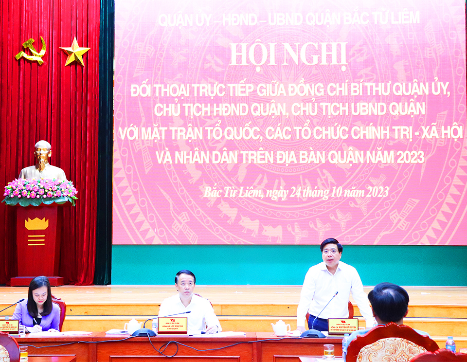 Phó B&iacute; thư Thường trực Quận ủy, Chủ tịch HĐND quận Bắc Từ Li&ecirc;m Nguy&ecirc;̃n Hữu Tuy&ecirc;n phát bi&ecirc;̉u tại h&ocirc;̣i nghị.