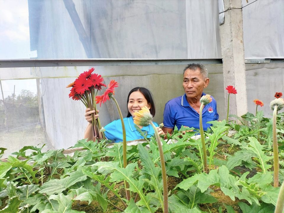 &Ocirc;ng Đặng Văn Minh c&oacute; th&ecirc;m thu nhập từ b&aacute;n hoa cho du kh&aacute;ch.