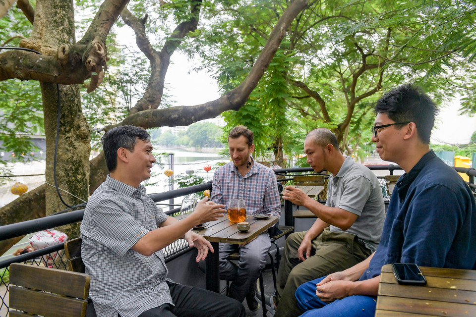 Du kh&aacute;ch trải nghiệm tr&ecirc;n kh&ocirc;ng gian tầng 2 của toa t&agrave;u điện b&aacute;nh hơi.&nbsp;