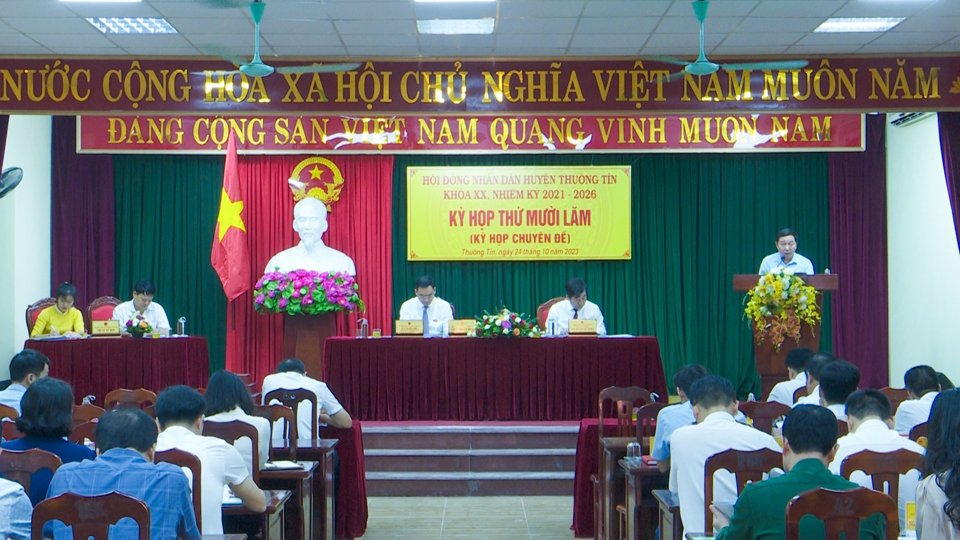 Ph&oacute; Chủ tịch UBND huyện Thường T&iacute;n Phan Thanh T&ugrave;ng ph&aacute;t biểu tại kỳ họp