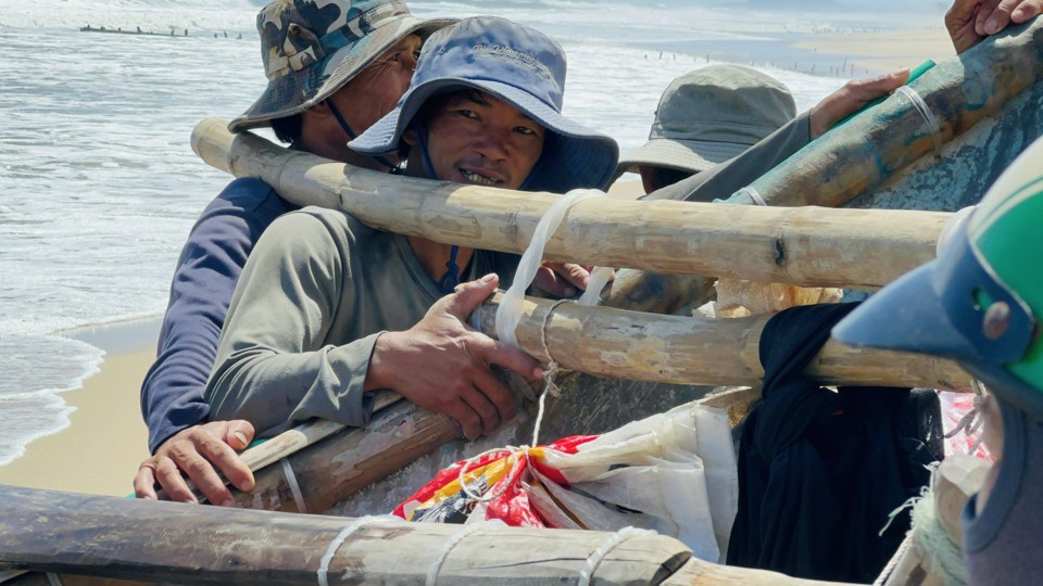 Đ&atilde; c&oacute; kh&ocirc;ng &iacute;t tai nạn đ&aacute;ng tiếc xảy ra, nhẹ th&igrave; lật ghe, tr&ocirc;i ngư lưới cụ, c&ograve;n nặng c&oacute; thể đ&aacute;nh đổi cả bằng mạng sống.