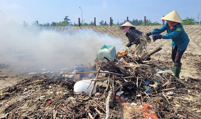 Một số loại r&aacute;c rưởi được đốt tại chỗ, giảm thiểu nguy cơ &ocirc; nhiễm m&ocirc;i trường biển