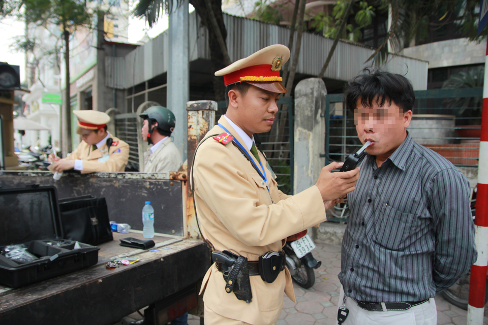 Cảnh sát giao thông kiểm tra, xử lý lái xe vi phạm nồng độ cồn trên phố Thái Hà, quận Đống Đa. Ảnh: Phạm Hùng