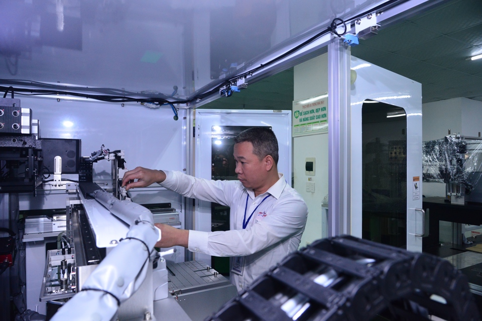 Hoạt động sản xuất ứng dụng khoa học, công nghệ tại Khu công nghiệp Phú Nghĩa, huyện Chương Mỹ. Ảnh: Phạm Hùng