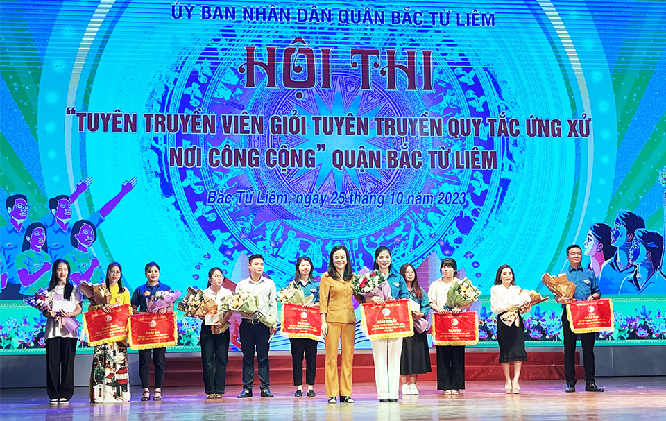 Trưởng ban D&acirc;n vận Qu&acirc;̣n ủy Bắc Từ Li&ecirc;m&nbsp;Nguyễn Thị Nắng Mai trao giải Nh&acirc;́t cho đ&ocirc;̣i thi phường Phúc Di&ecirc;̃n.