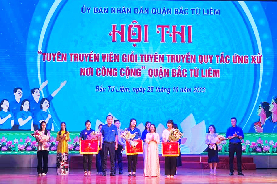 Lãnh đạo&nbsp;phòng Văn hóa và th&ocirc;ng tin qu&acirc;̣n, Bí thư Đoàn Thanh ni&ecirc;n qu&acirc;̣n trao giải cho các đ&ocirc;̣i thi.