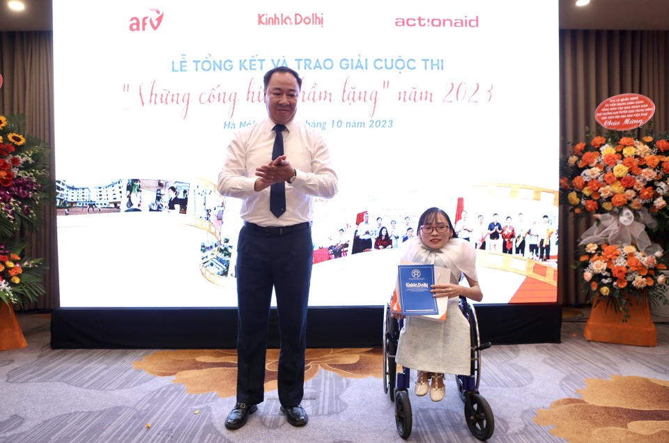 Ban Tổ chức trao tặng cho nhân vật có đóng góp với cuộc thi, với mô hình giúp đỡ người khuyết tật của chị Ngọc Tâm. Ảnh: Ngọc Tú