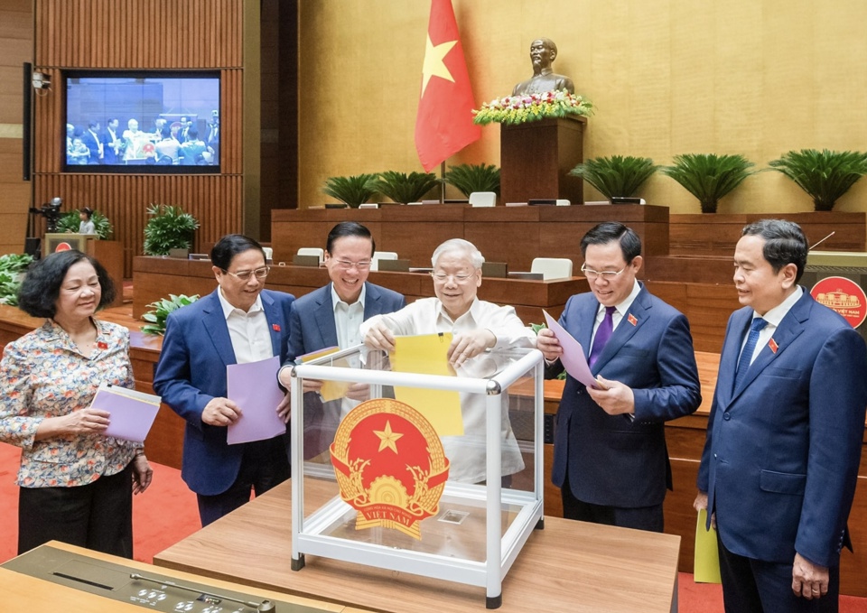 Tổng B&iacute; thư Nguyễn Ph&uacute; Trọng (Đo&agrave;n đại biểu Quốc hội TP H&agrave; Nội) v&agrave; c&aacute;c đồng ch&iacute; l&atilde;nh đạo Đảng, Nh&agrave; nước bỏ phiếu t&iacute;n nhiệm.