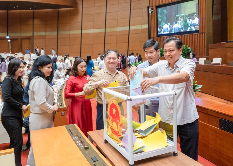 C&aacute;c đại biểu Quốc hội bỏ phiếu t&iacute;n nhiệm.