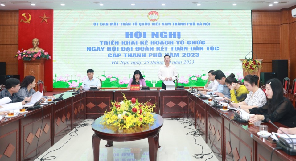 Ph&oacute; Chủ tịch Thường trực Ủy ban MTTQ Việt Nam TP H&agrave; Nội Nguyễn Sỹ Trường điều h&agrave;nh phần thảo luận.