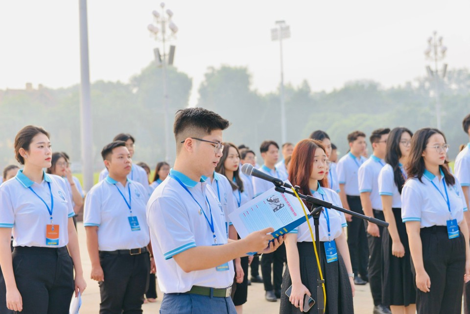 Bạn Ng&ocirc; L&ecirc; Xu&acirc;n Đức, Chủ tịch Hội Sinh vi&ecirc;n trường Đại học C&ocirc;ng nghiệp H&agrave; Nội đại diện cho c&aacute;c đại biểu b&aacute;o c&ocirc;ng với B&aacute;c.&nbsp;