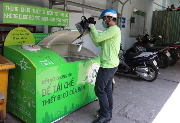 Một điểm thu gom pin và rác thải điện tử miễn phí trên địa bàn TP Hà Nội. Ảnh: Nguyễn Mai